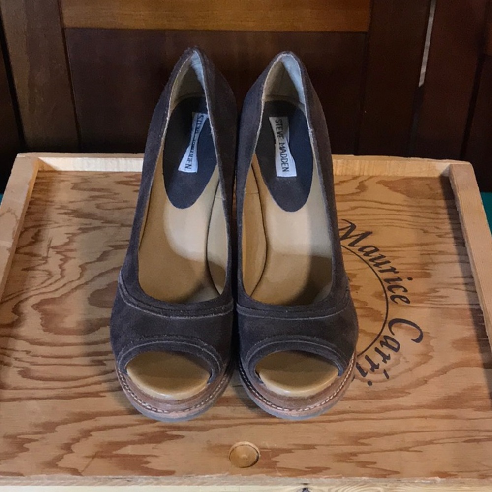 Steve Madden size 8 Brown Open Toed Wedge Heel
